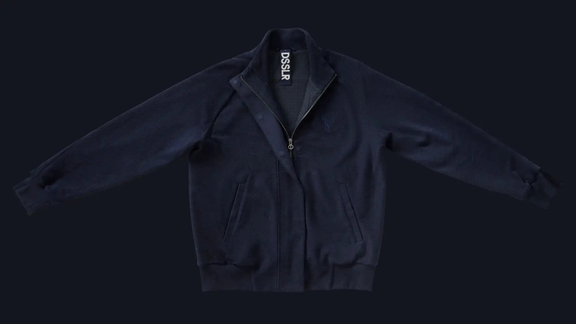 Dunkel marineblaue DSLR-Reißverschlussjacke mit subtiler Textur und gerippten Bündchen.