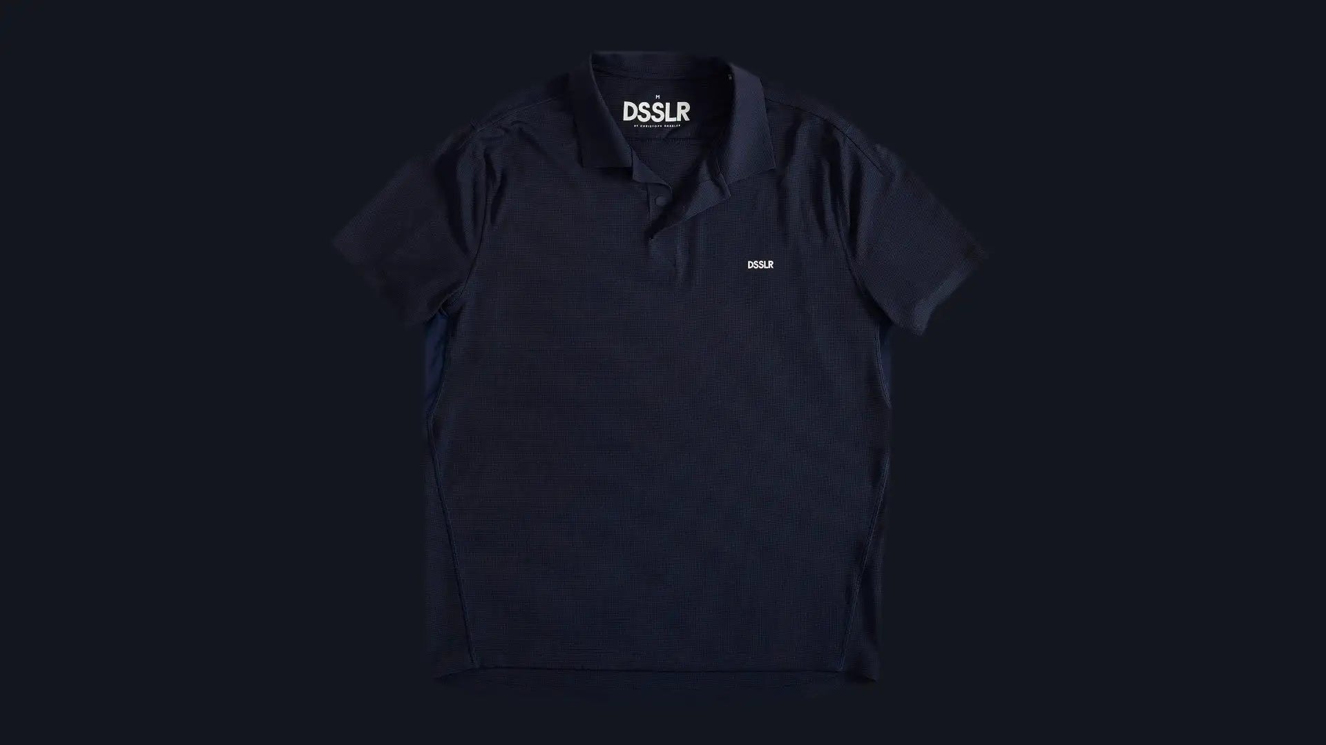 Ein dunkel marineblaues kurzärmeliges Poloshirt mit einem dezenten weißen ’dslr’-Logo am Kragen und auf der Brust.