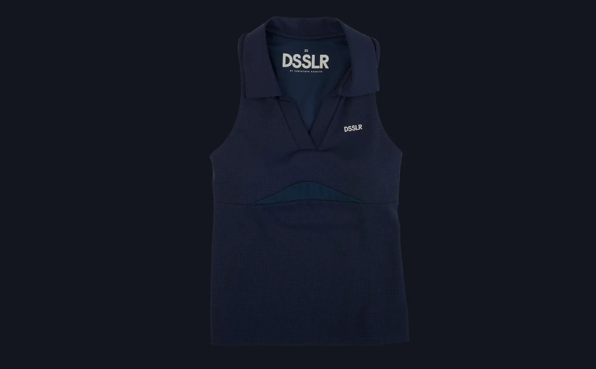 Dunkelblaues, ärmelloses Poloshirt in Marineblau mit dezentem strukturiertem Muster und ’dsslr’-Branding am Kragen und auf der Brust.