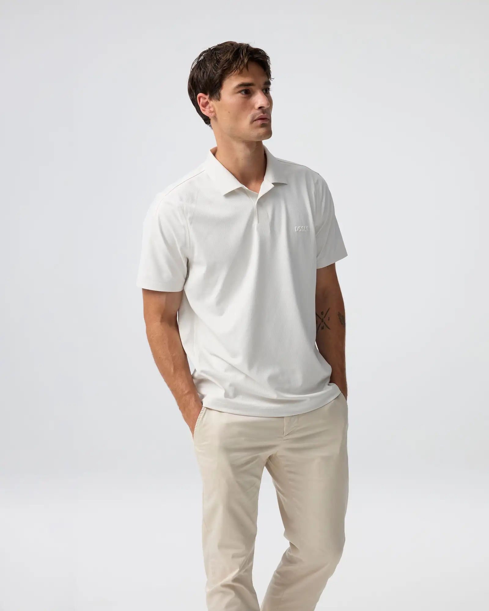 Weißes kurzärmeliges Poloshirt mit einem dezenten gestickten Logo auf der Brust.