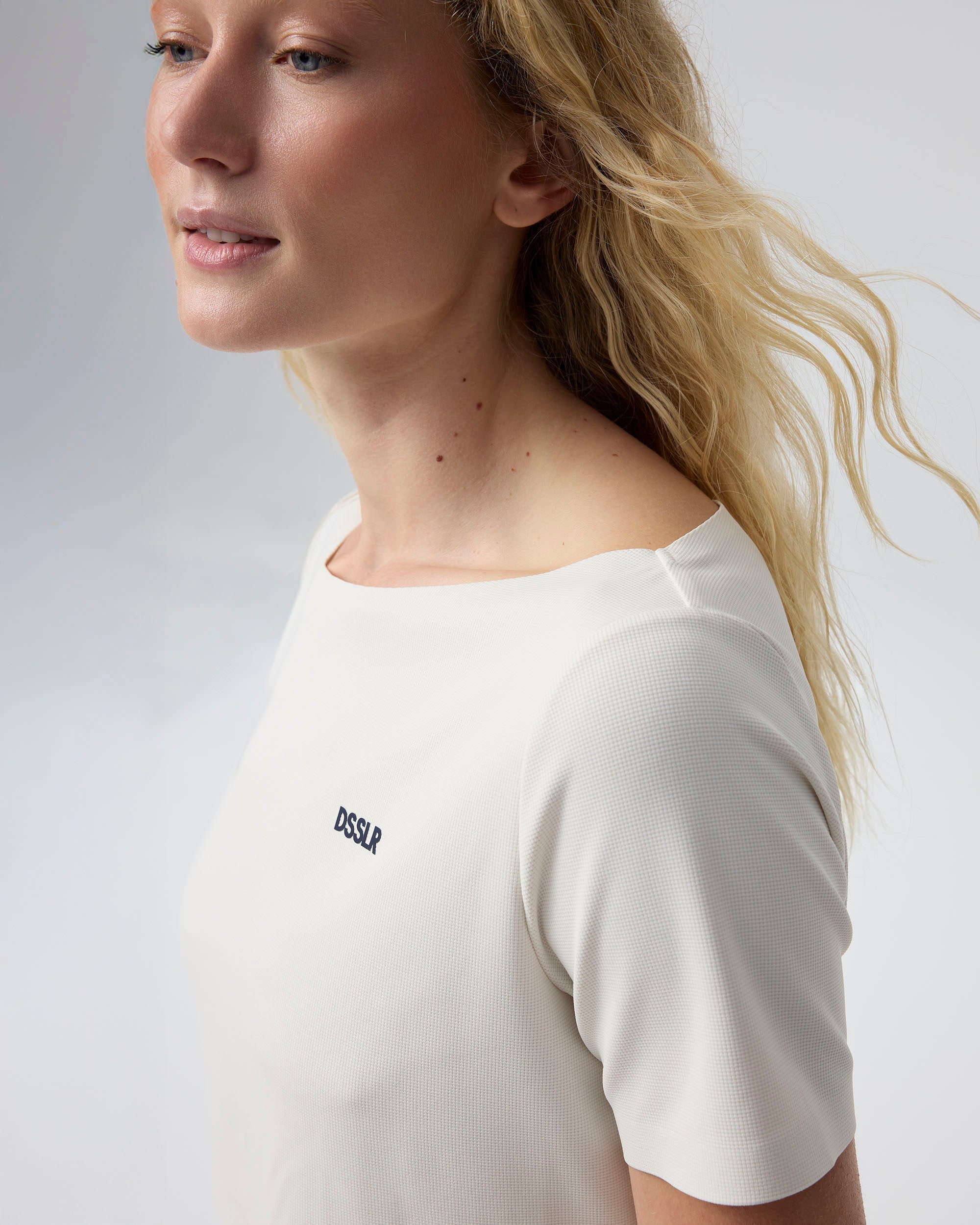 Dsslr: cropped shirt - Off White/Sky Captain Blue