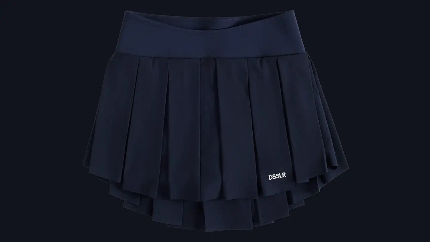 Marineblaue gegürtelte Tennisknit mit passendem Bund und ’dsslr’-Logo auf der unteren rechten Seite