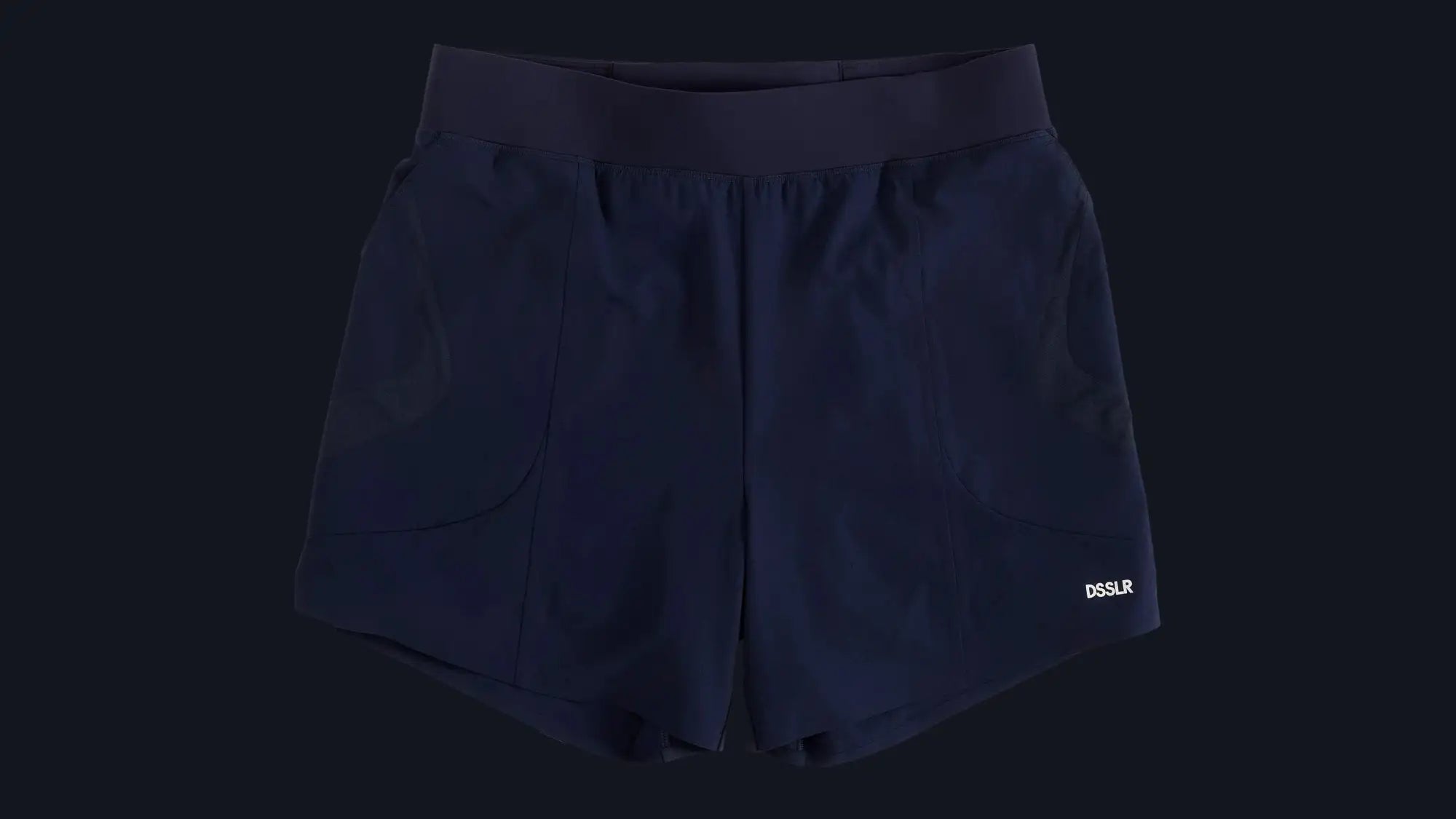 Marineblaue Sport-Shorts mit elastischem Bund und dezenten Seitentaschen, mit dem ’dssur’ Markenlogo am unteren rechten Bein.