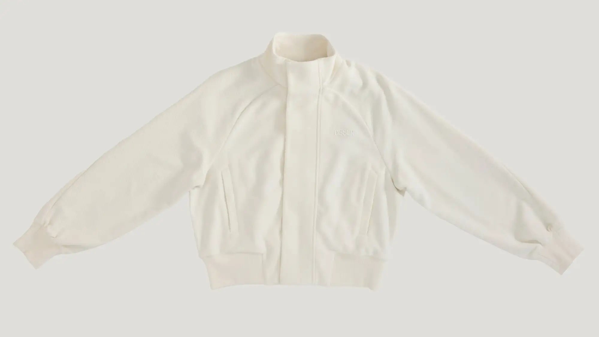 Eine weiche, offweiß-bomberjacke mit hohem Kragen und gerippten Manschetten.