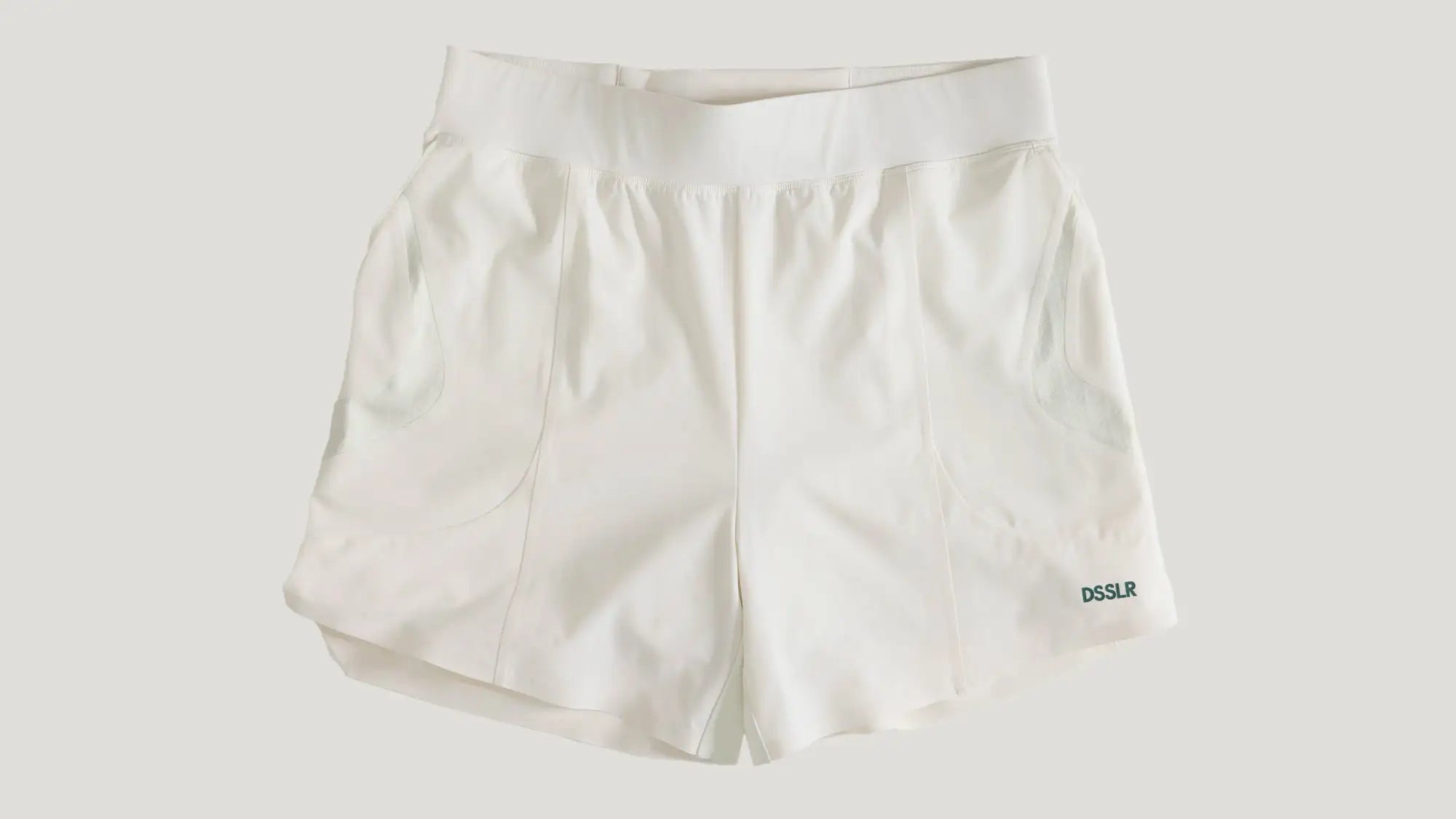 Weiße Sportshorts mit einem weichen, dehnbaren Bund und dezenten Seitentaschen.